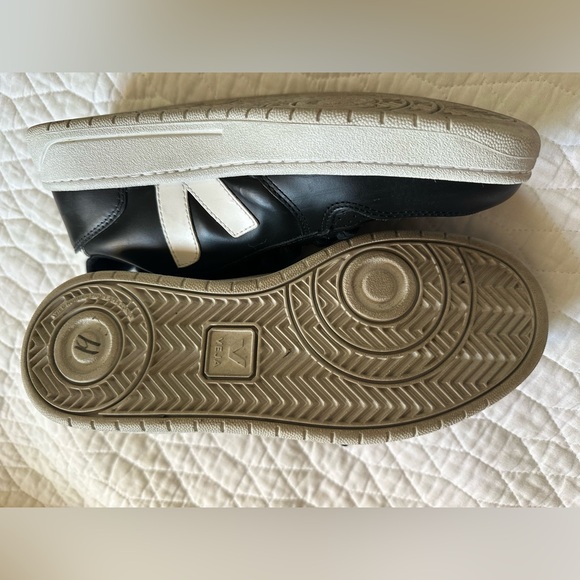 V-10 VEJA Black/White leather sneakers - Picture 7 of 9